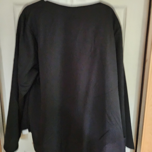 Chic Black Blouse with White Accents - Picture 7 of 10